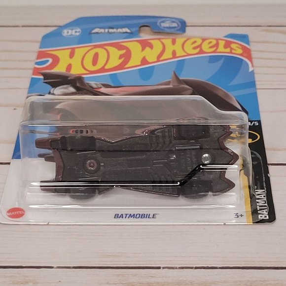 FREE w/ Purchase - NWT Hot Wheels Batman Batmobile 4/5 Die Cast Car 137/250 - Picture 4 of 6